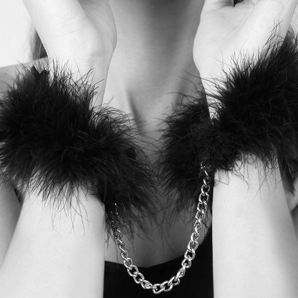 BIJOUX – ZA ZA ZU FEATHER HANDCUFFS